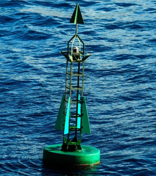 Can green markers be used to indicate shallow water